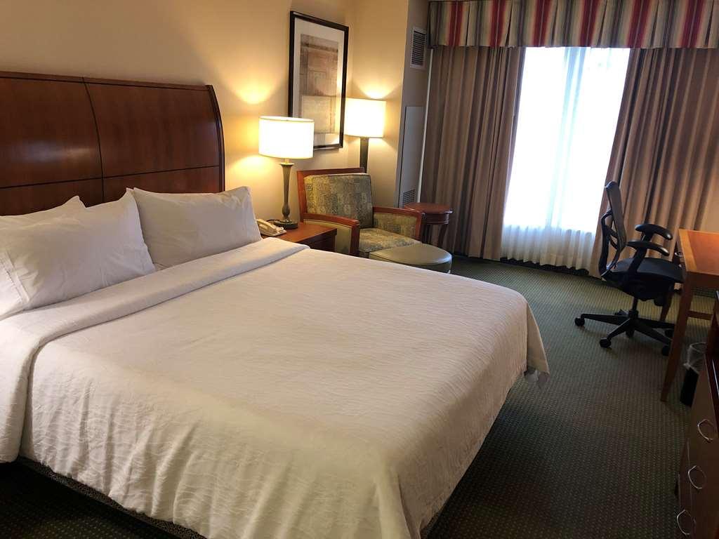 Hilton Garden Inn Addison Værelse billede